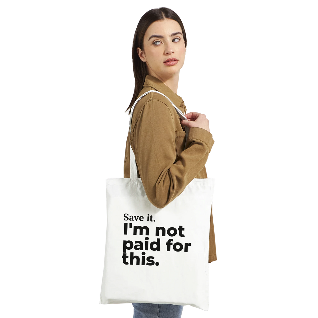 Frau trägt weißen Stoffbeutel „Save it. I'm not paid for this.“ über der Schulter