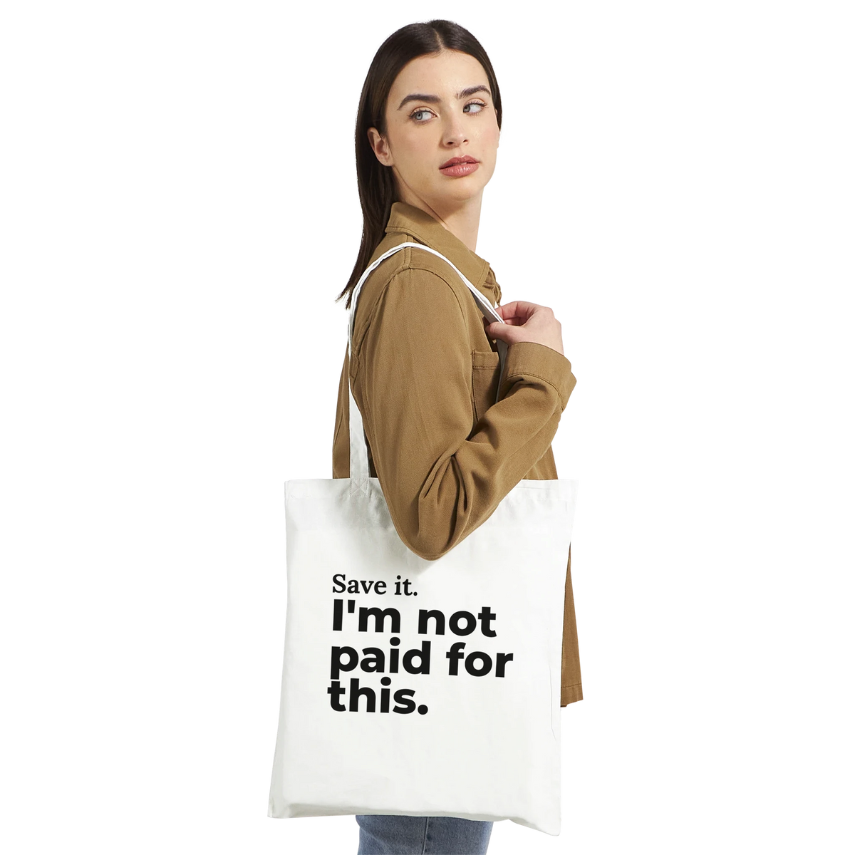 Frau trägt weißen Stoffbeutel „Save it. I'm not paid for this.“ über der Schulter