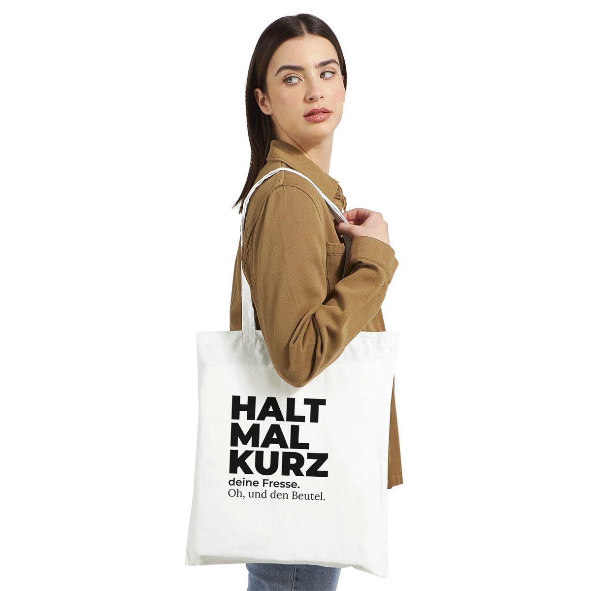 Frau trägt weißen Stoffbeutel „Halt mal kurz“ über der Schulter